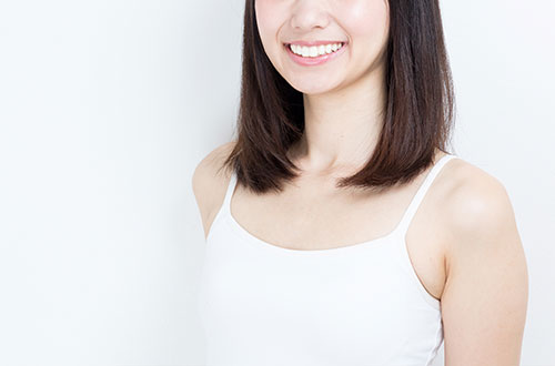 キャミソールの女性